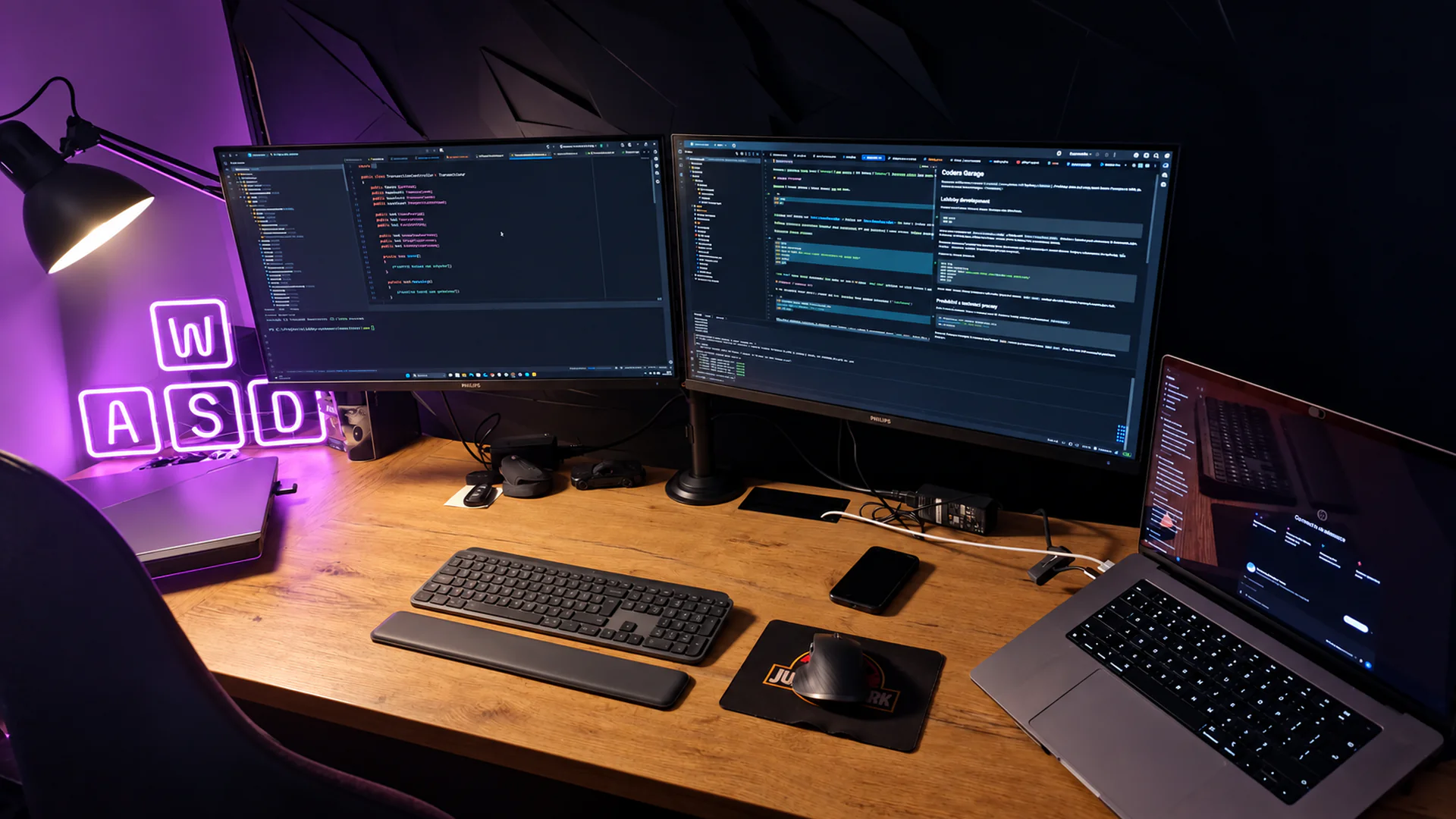 Stanowisko pracy Coders Garage z ekranami prezentującymi kod